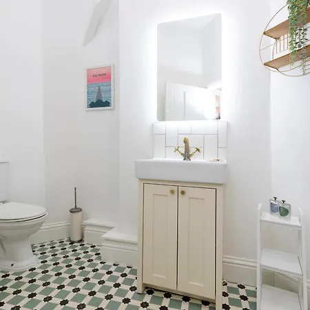 Spacious 3 Bed In Apartment