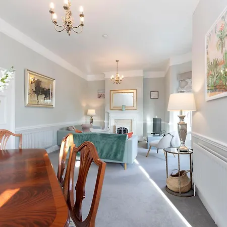 Spacious 3 Bed In Apartment