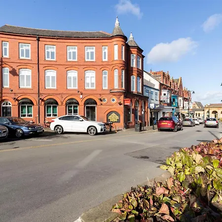 Spacious 3 Bed In Apartment *