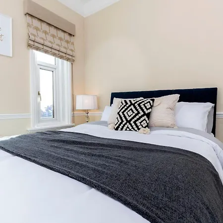 Spacious 3 Bed In Apartment *