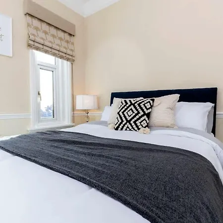 Spacious 3 Bed In アパート