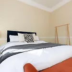 Spacious 3 Bed In Apartment *