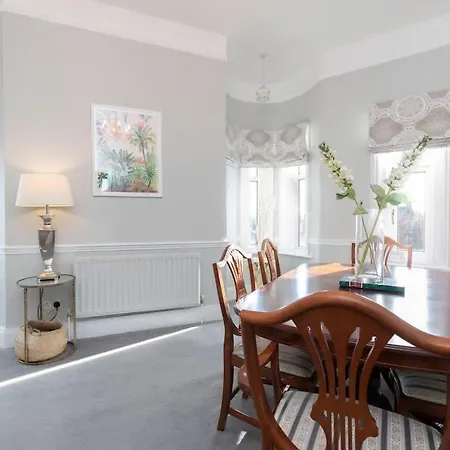 Spacious 3 Bed In 아파트
